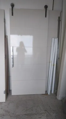 Porta de correr de madeira laqueada com puxador e trilho em inox  tamanho 2mtr9 por 90 