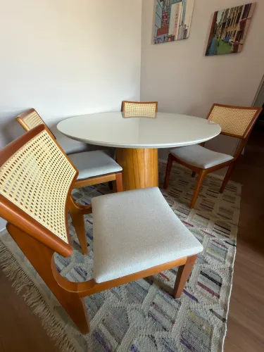 Mesa com tampo de vidro redonda