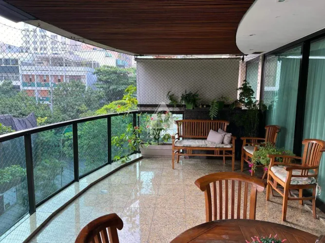 Apartamento de 4 Quartos com 3 Vagas na Quadra da Praia do Leblon