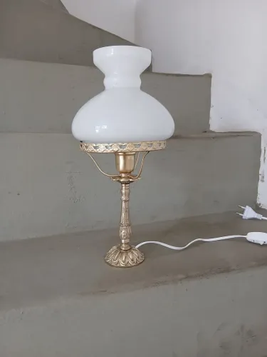 Abajour em bronze e cupula opalina branca