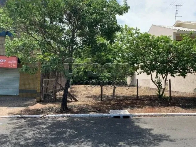 Ótimo terreno, medindo 12x25 na melhor região.