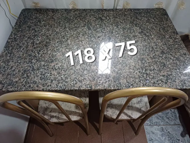 Mesa com 2 cadeiras