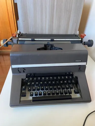 Máquina de escrever Facit