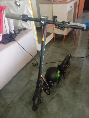 Patinete elétrico com carregador e capacete incluso.