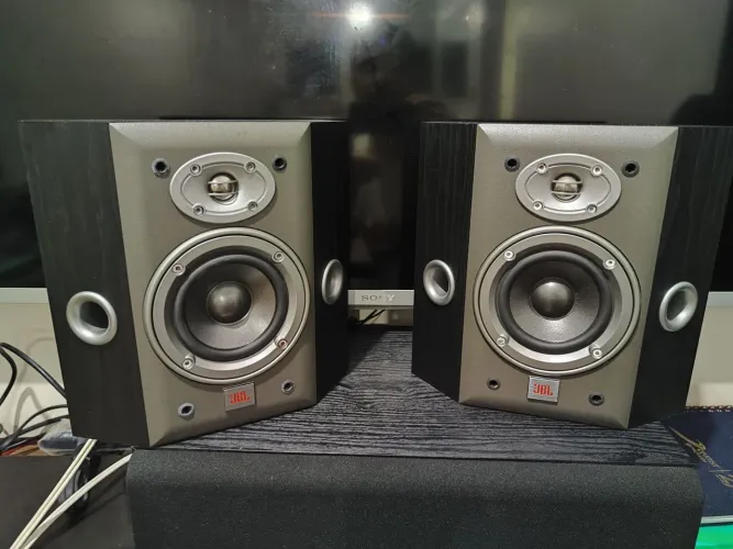 Par de caixas bookshelf novas JBL E10