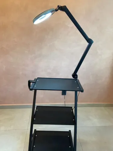 Carrinho auxiliar com lupa e led - Pontual Estética