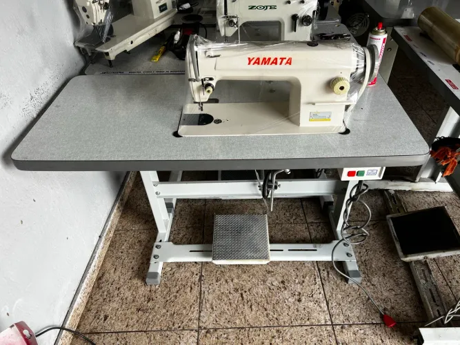 Máquina de costura reta Yamata