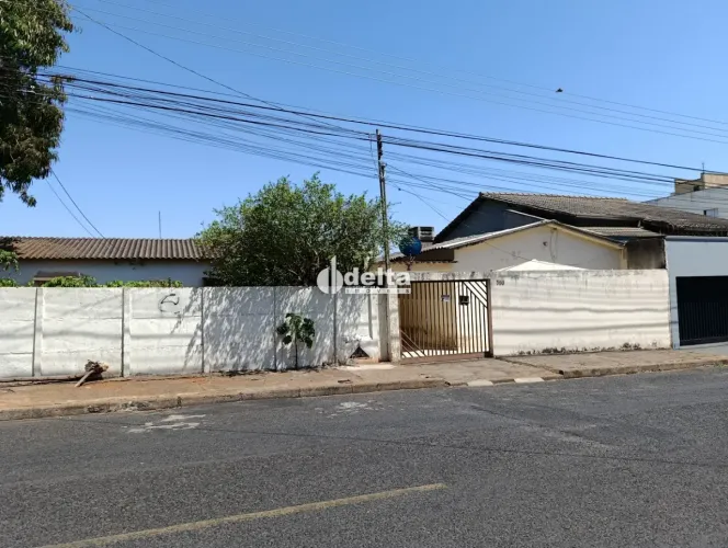 Terreno disponível para venda no bairro Santa Mônica em Uberlândia - MG.
