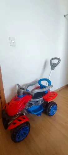 Quadriciclo e Bicicleta Infantil. 