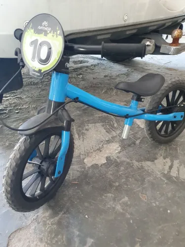 Bicicleta de equilibrio azul