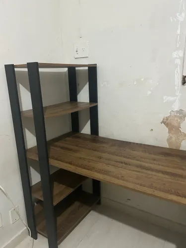 Mesa com estante de livros 