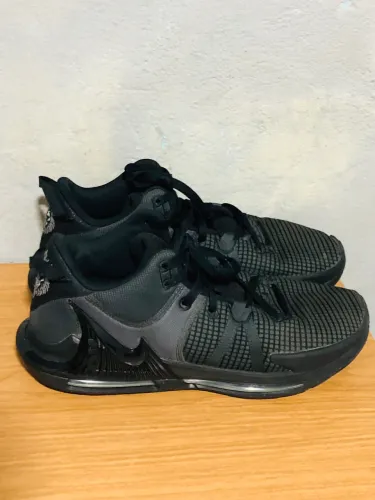 Tênis Nike LeBron Witness 7