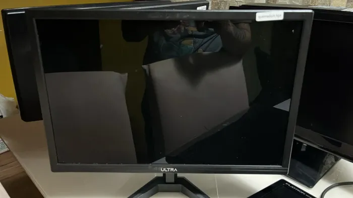 5 Monitores com problema e 1 monitor funcionando. 