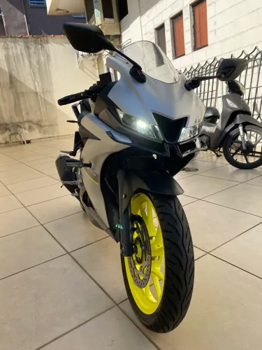 Yamaha YZF R15 prata 2024 (edição limitada)