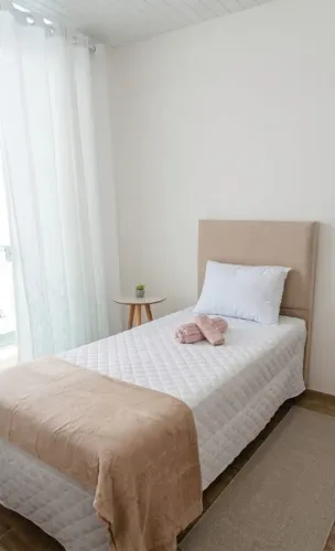 QUARTOS INDIVIDUAIS PARA LOCAÇÃO (COM FRIGOBAR E SACADA)