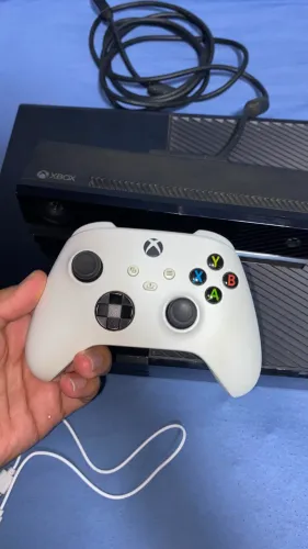 Xbox one com controle do Series X e mais 22 jogos.