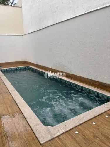 Casa no condomínio Jardins Roma disponível para venda em Uberlândia-MG