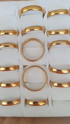ALIANÇAS FEITAS DE MOEDA ANTIGA BANHADA A 10MILÉSSIMOS DE OURO DE 18KILATES.
