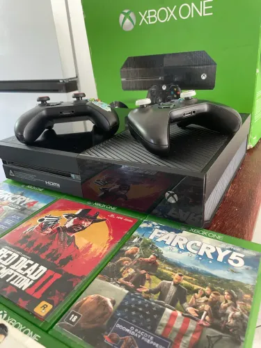 Xbox ONE Console + 2 Controles +5 jogos originais (POUCO TEMPO DE USO)