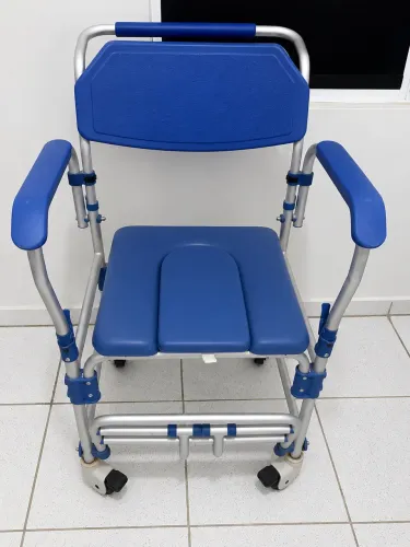 Cadeira de rodas e de banho higiênica