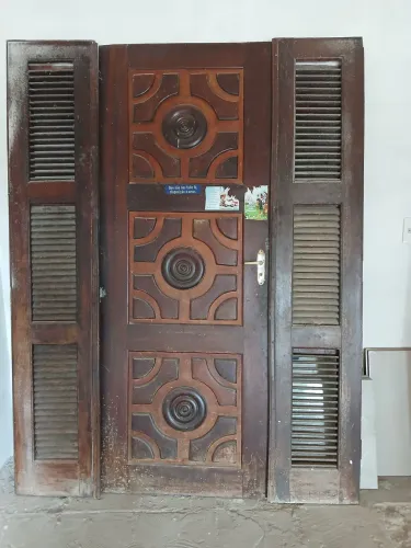 Uma  porta de madeira 