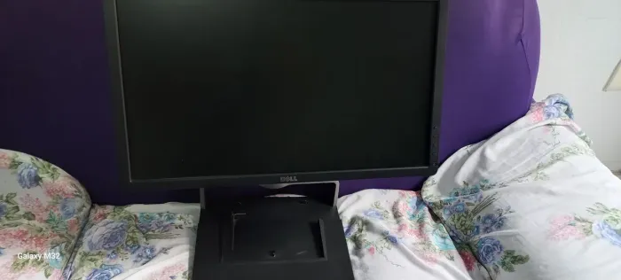 Monitor Dell com acessórios 