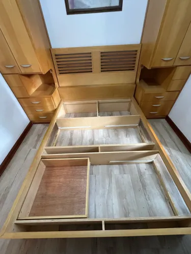 Cama de casal em madeira