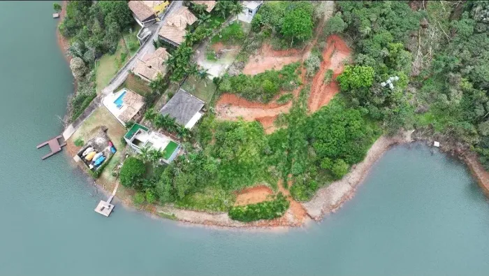 Terreno com 8.000m2 pé na água com rampa de acesso no condomínio águas de Igaratá