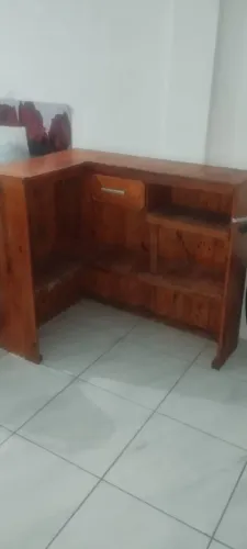 Balcão em pinus envernizado para lanchonete