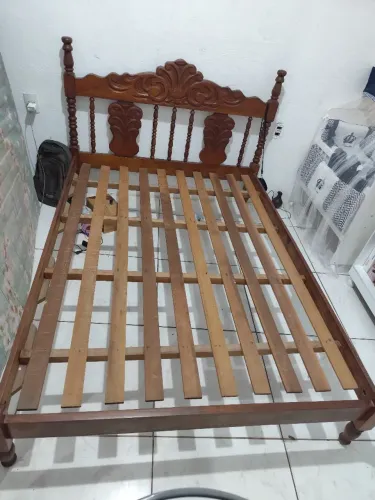 Cama casal antiga de madeira pura