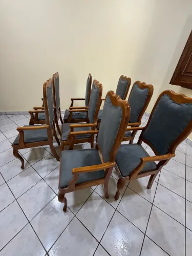 Mesa de madeira com 8 cadeira estilo Luiz XV