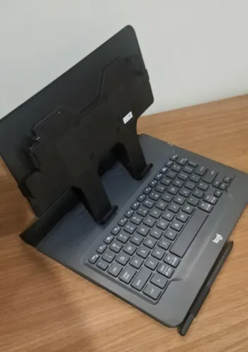 CAPA COM TECLADO LOGITECH UNIVERSAL FOLIO