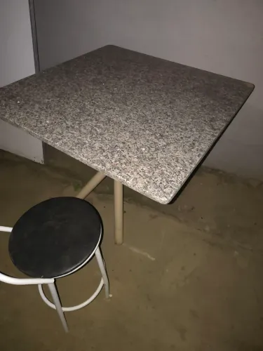 Mesa com tamboretes