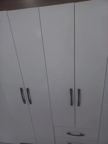 Vendo um guarda roupa de 6 portas pequeno