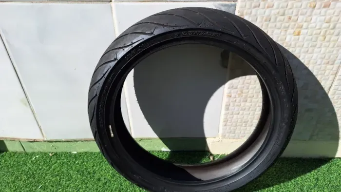 par de pneus original da Tracer 900 GT