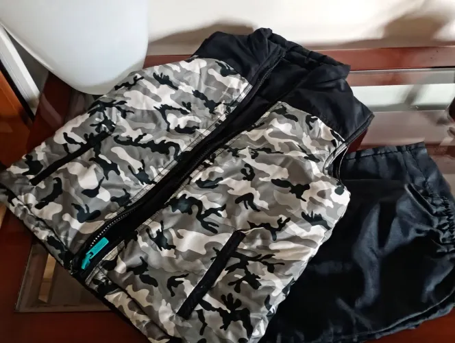 Colete reversível + calça Tactel e camiseta gola alta em malha 