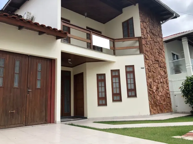 Casa com 05 dormitórios no Estreito, em Florianópolis/SC!