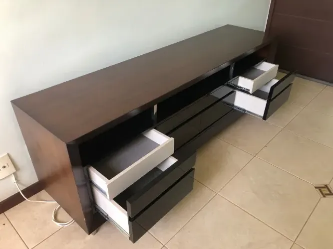 Vendo rack com 4 gavetas e portas deslizantes