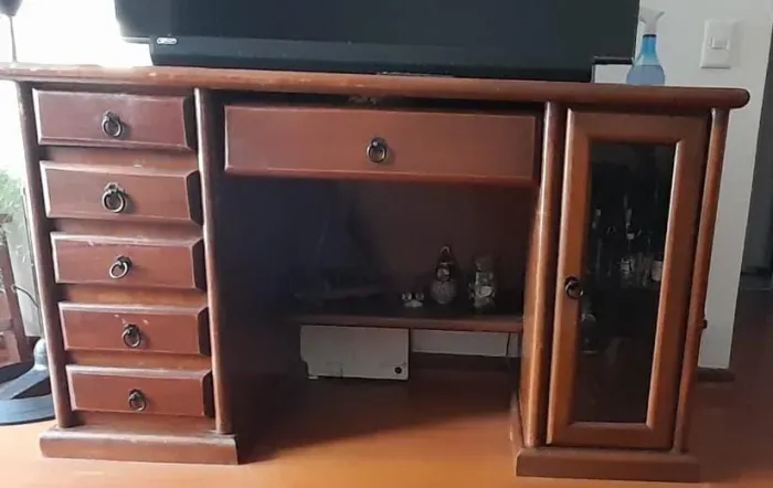 Móvel escrivaninha em madeira 5 gavetas e porta vidro