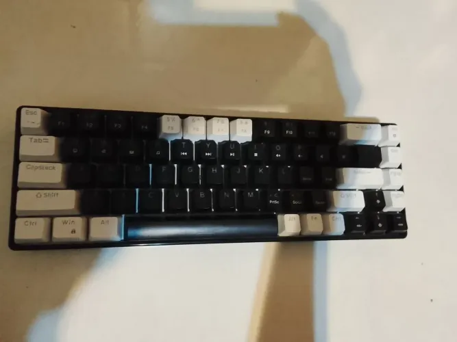 Teclado iniciante barato swich azul mecânico de qualidade média - alta.