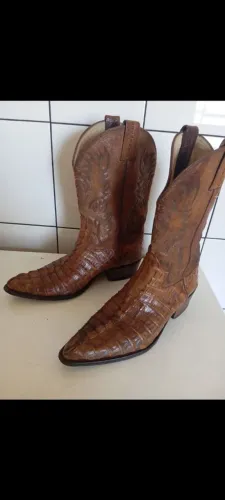 Bota couro de rabo de jacaré marca Goyazes número 41