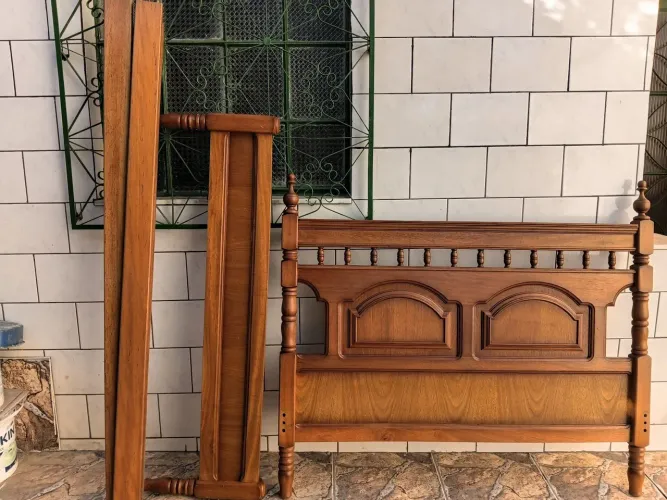 Cama de casal madeira antiga com colchão
