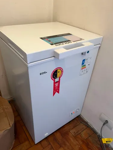 Freezer Horizontal EOS 100L, 110v, seminovo, funcionando perfeitamente.