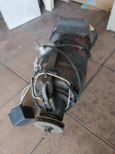 Motor Elétrico WEG Monofásico 1/3 CV - Bivolt (110V / 220V) - 1745 RPM com Polia
