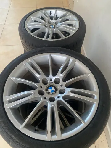 Roda e Pneu para BMW sendo 3 Conj.(roda/pneu) 225/40 Zr 18 E 3 Conj. 255/35 Zr 18 (Usado)