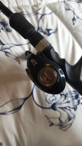 Vara de pesca Exsence com carretilha Daiwa