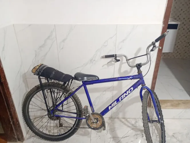 Vende uma bicicleta muito boa corre muito você que dá o preço está localizado em grama