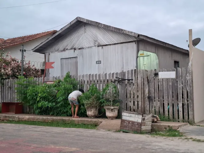 CASA BEM LOCALIZADA COM TERRENO
