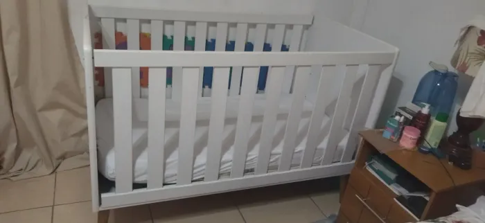 Berço mini cama Theo com pés retrô mel-branco 