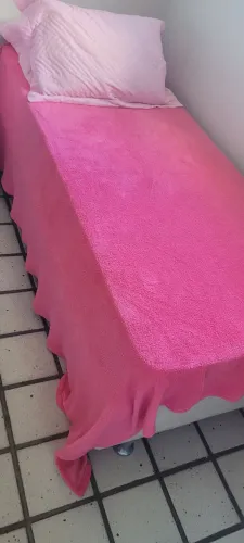Cama Box solteiro com colchão.